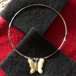 Gargantia estilo omega con una Mariposa